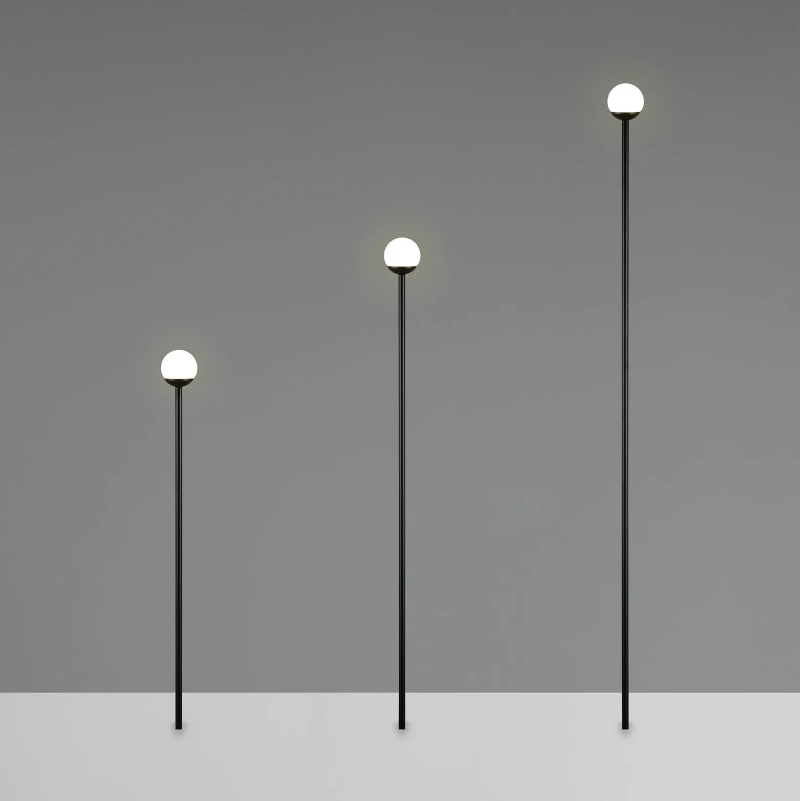 Lámpara LED con pica para suelo SCOOP, negra, 3 luces, IP44, enchufe