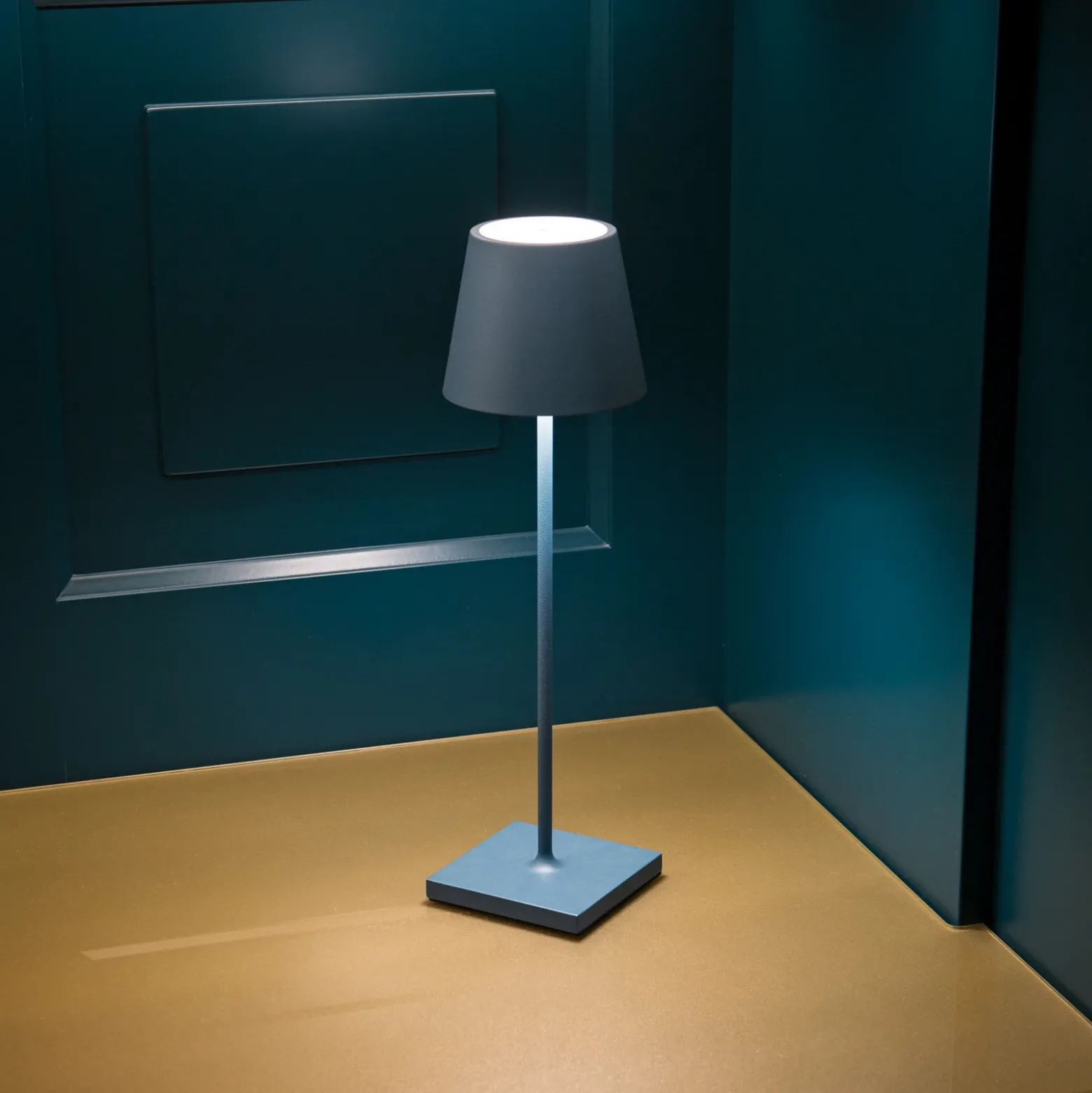Lámpara LED de mesa con batería recargable Nuindie, USB-C, azul, IP54, atenuable
