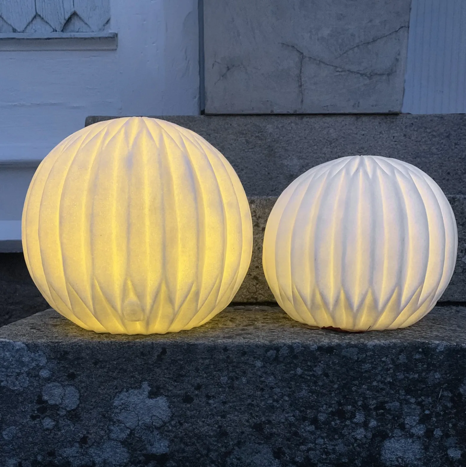 Lámpara LED para terraza Sandy, Ø 30 cm pila de plástico blanco