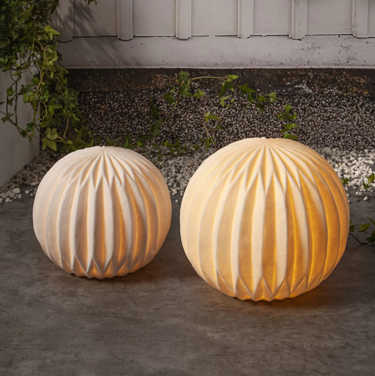 Lámpara LED para terraza Sandy, Ø 30 cm pila de plástico blanco