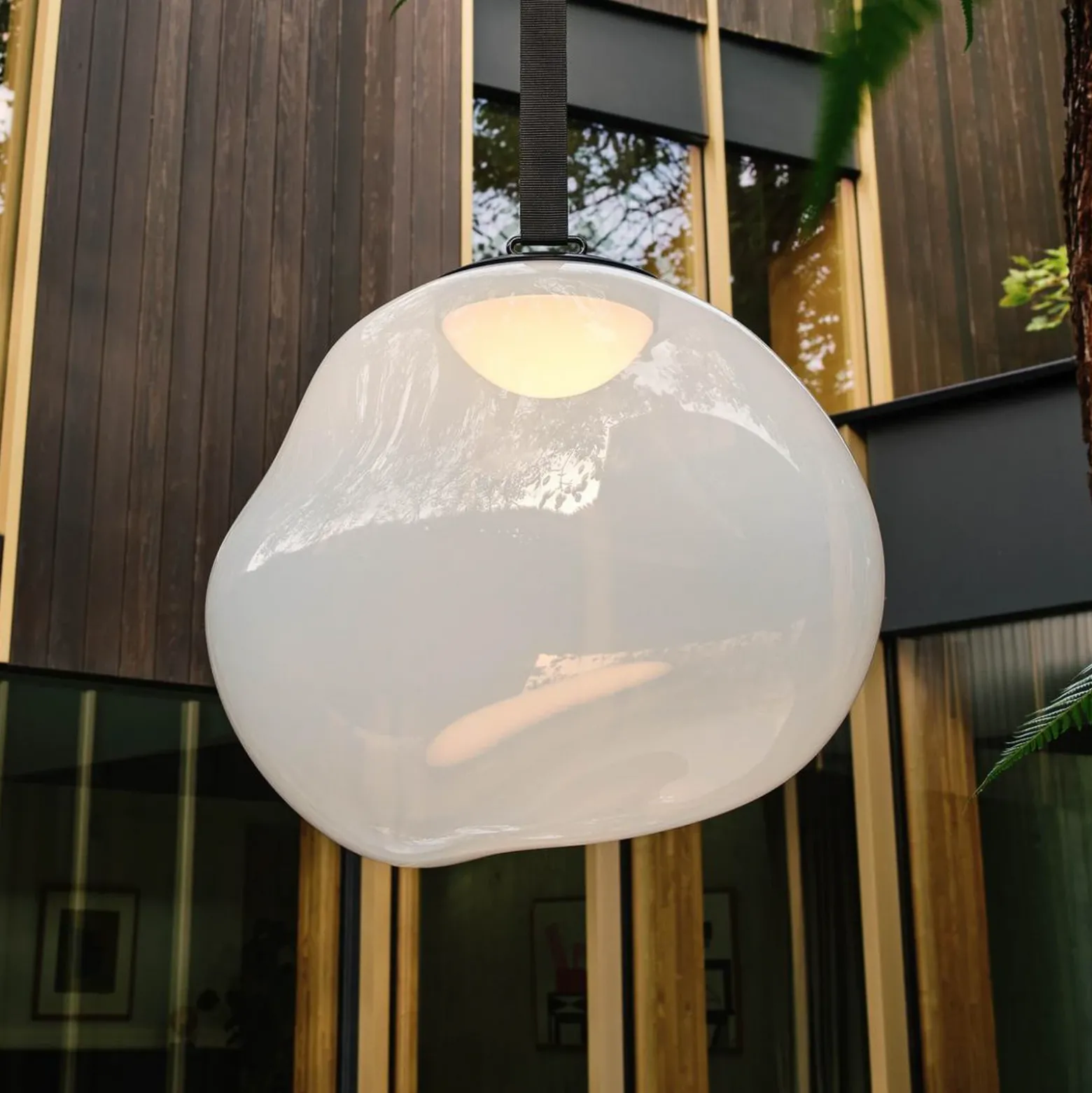 Lámpara LED recargable para terraza Melt grande, ópalo, 57 cm, de Tom Dixon