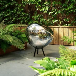 Lámpara LED recargable para terraza Melt grande de Tom Dixon, color plateado