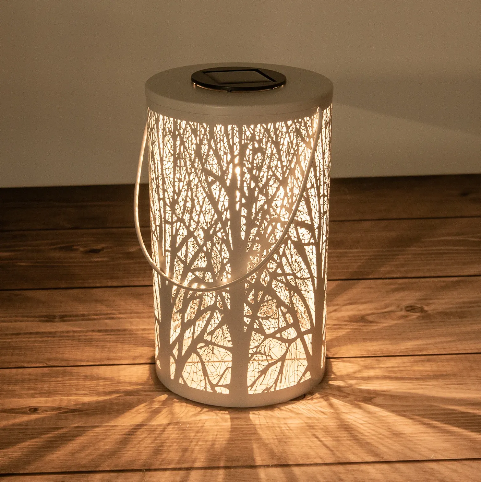 Lámpara LED solar 5266523 con diseño forestal