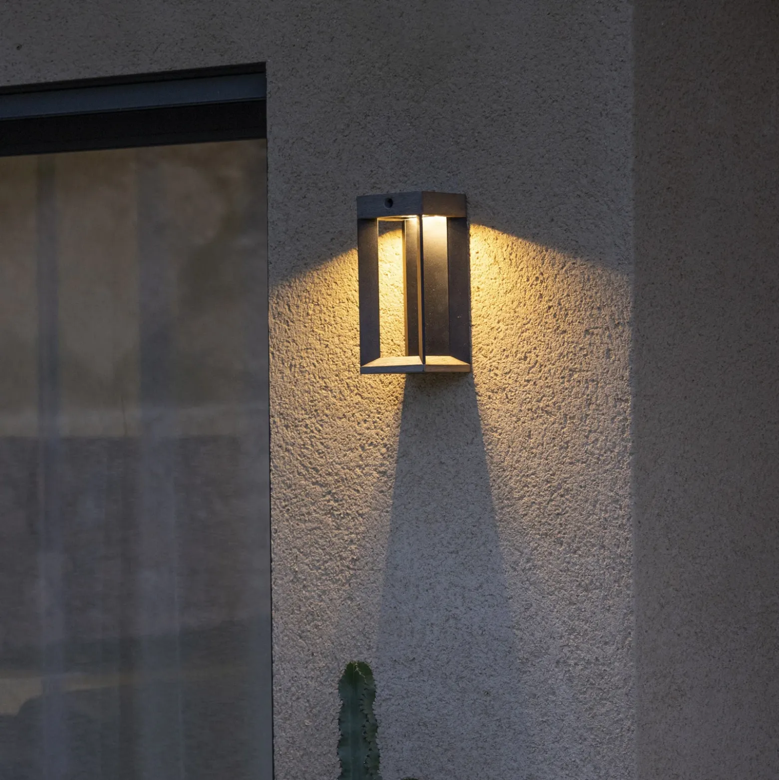 Lámpara LED solar de pared Les Jardins Teckalu, gris/negro