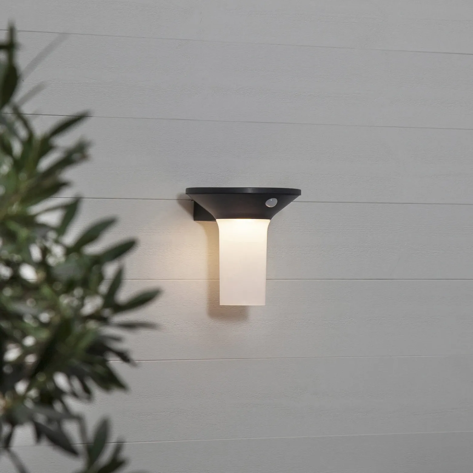 Lámpara LED solar de pared Valta con detector de movimiento