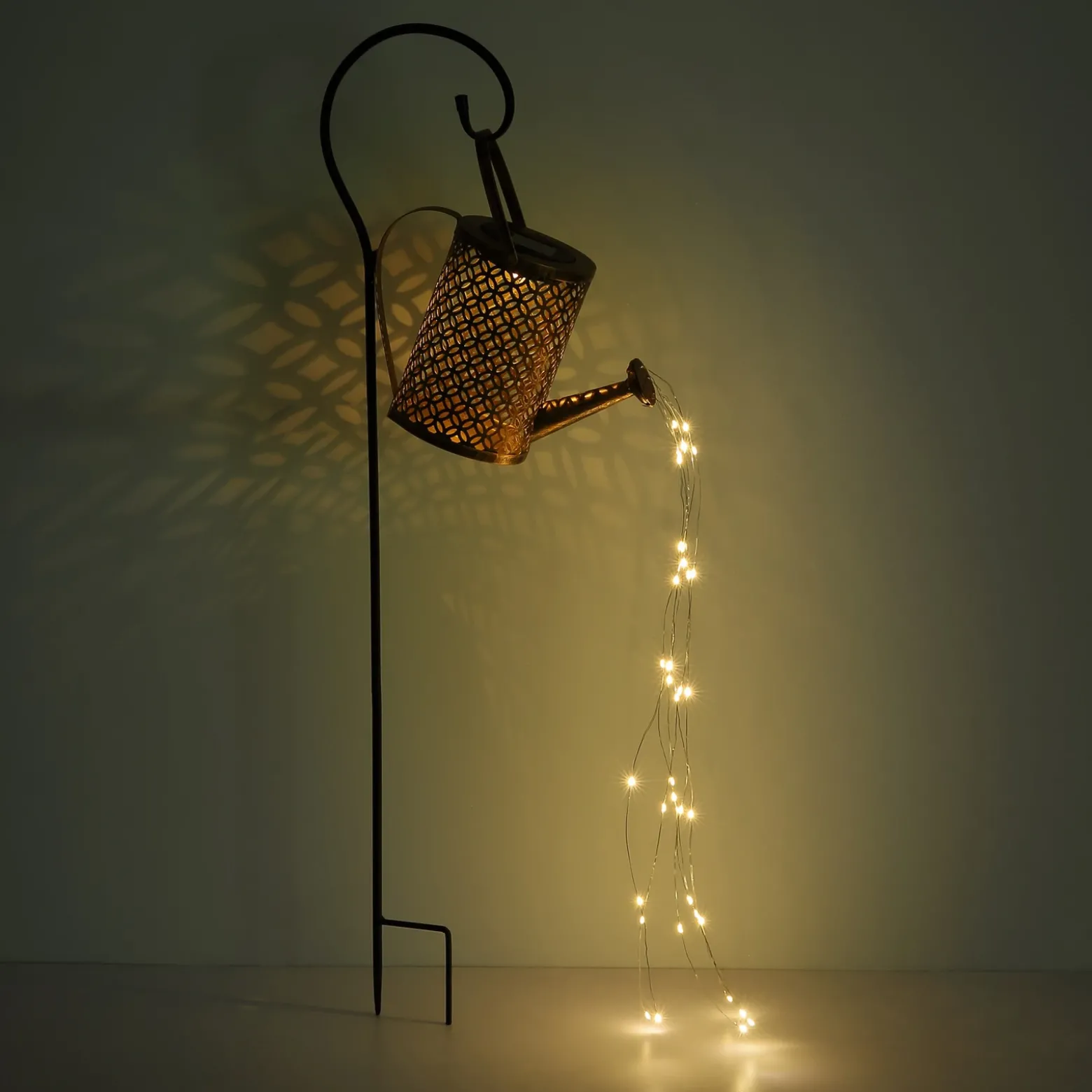Lámpara LED solar 336523, dorada, regadera, pincho de suelo, metal