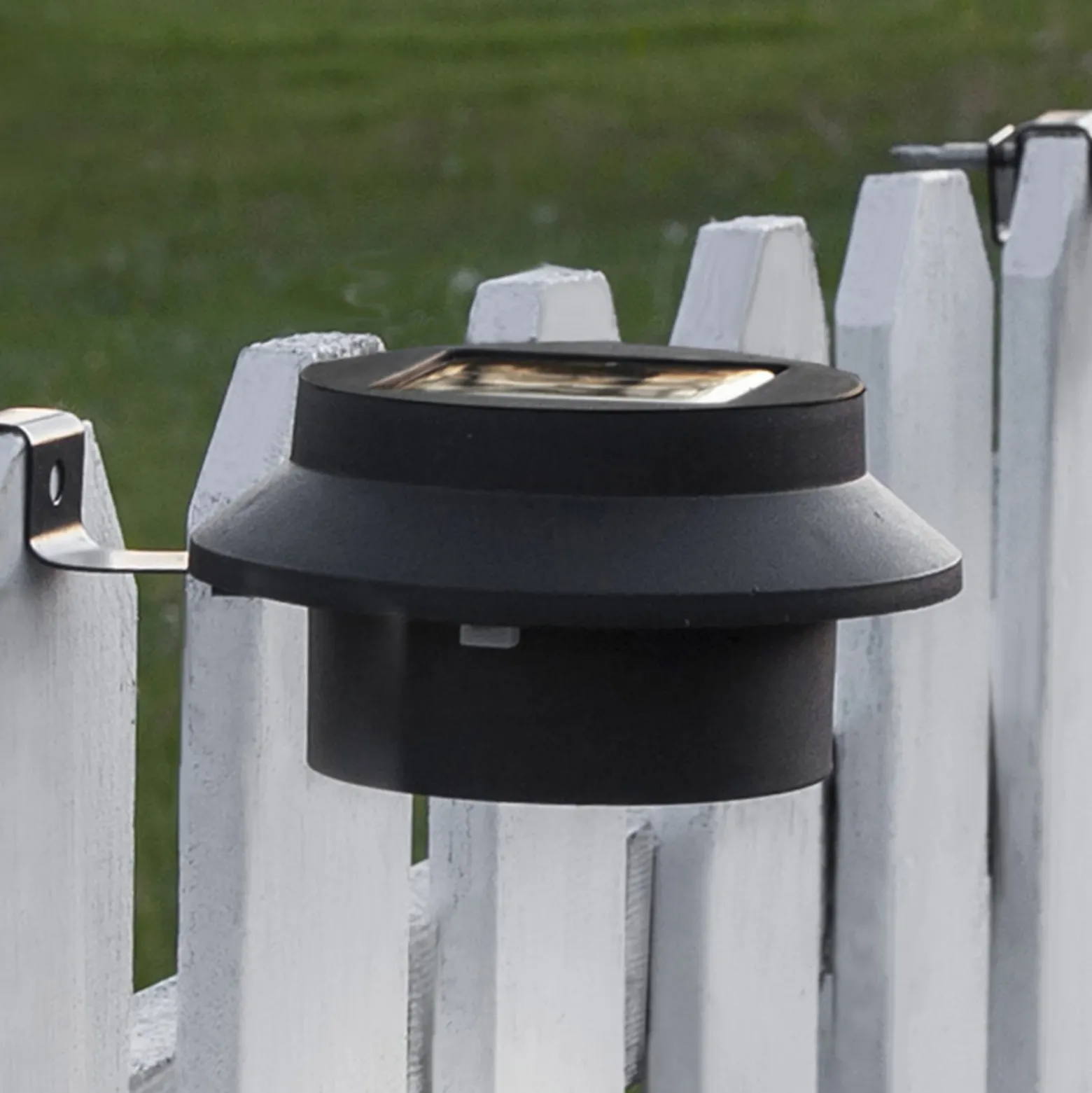 Lámpara LED solar Fency con sensor crepuscular