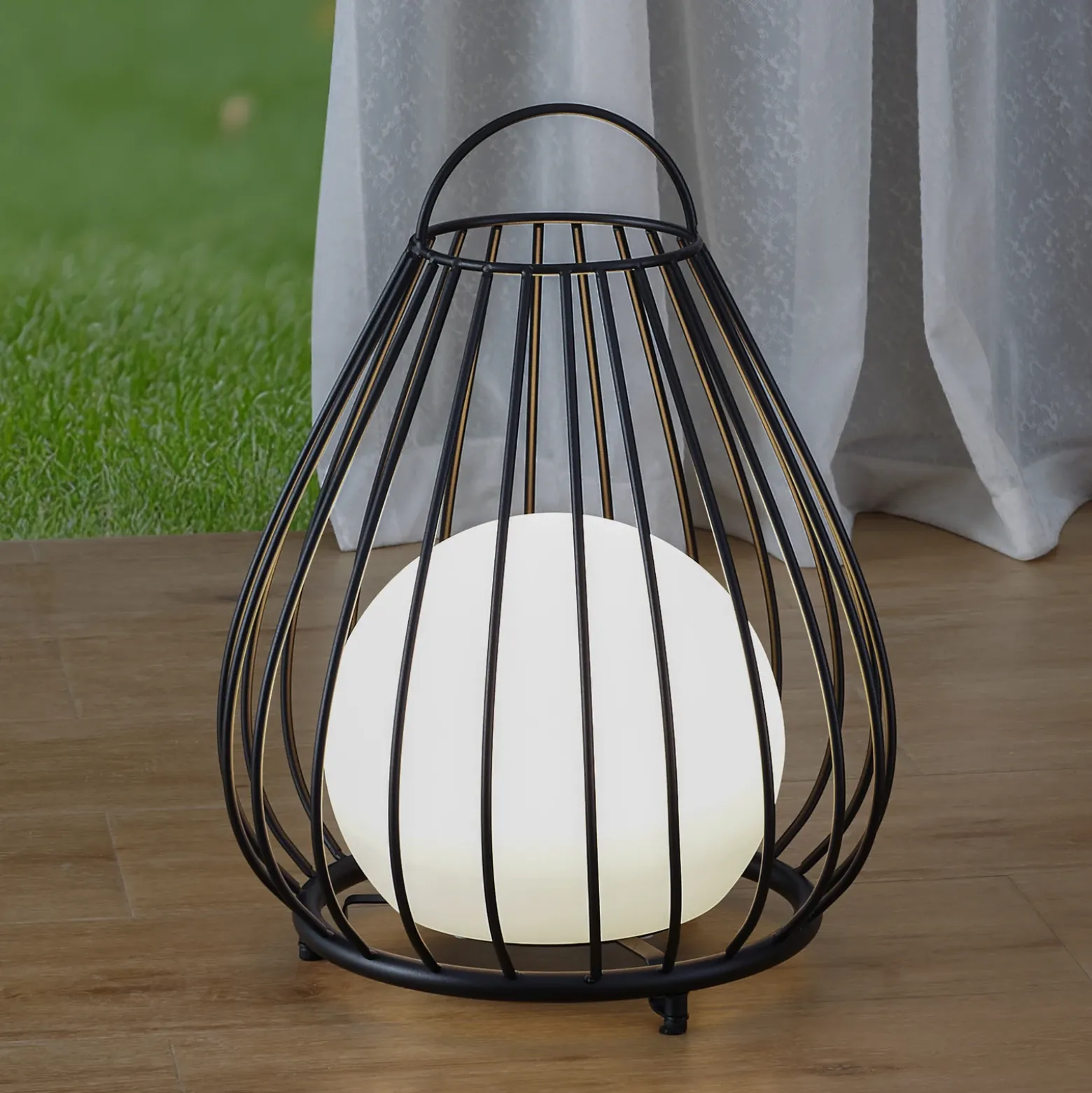 Lámpara LED solar Kelda de Lindby, negra, metal, 38 cm, atenuable.