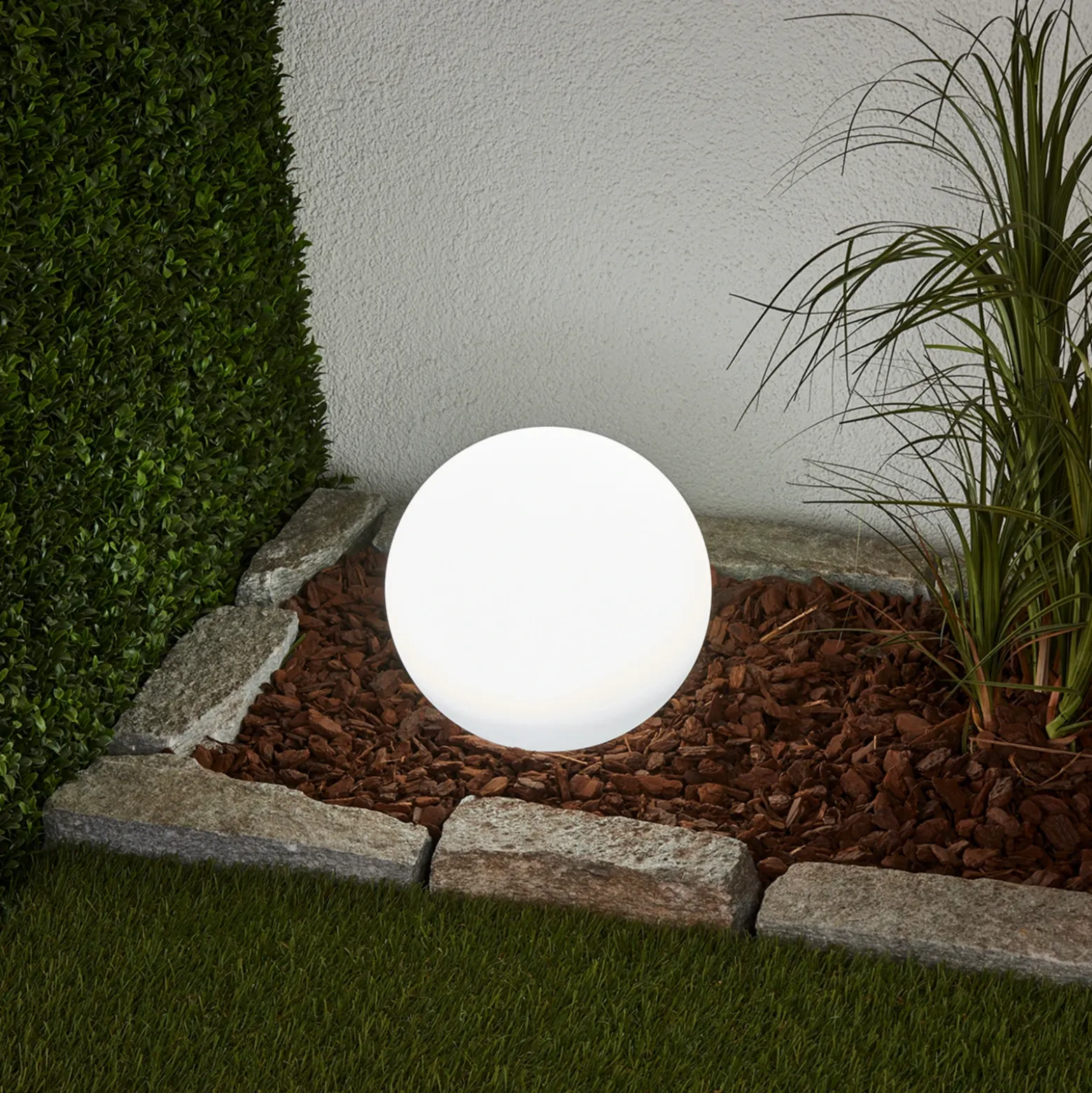 Lámpara LED solar Lago de Lindby, Ø 25 cm, globo, pincho de suelo, blanco