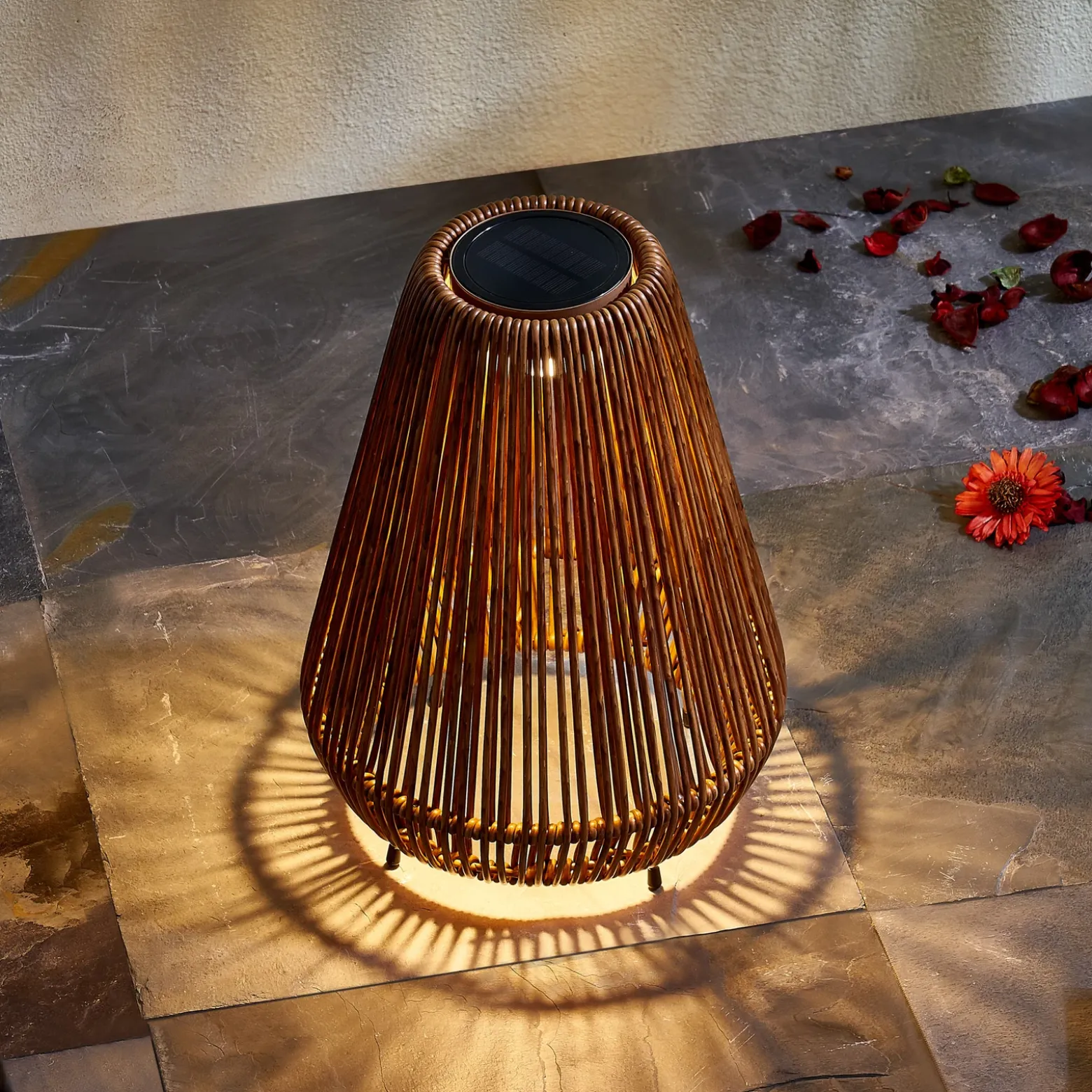 Lámpara LED solar Lindby Amaria, ratán, oscura, Ø 27 cm