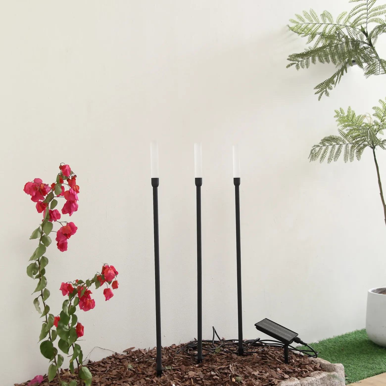 Lámpara LED solar Lindby Balian, juego de 3, negro, aluminio, 3000 K