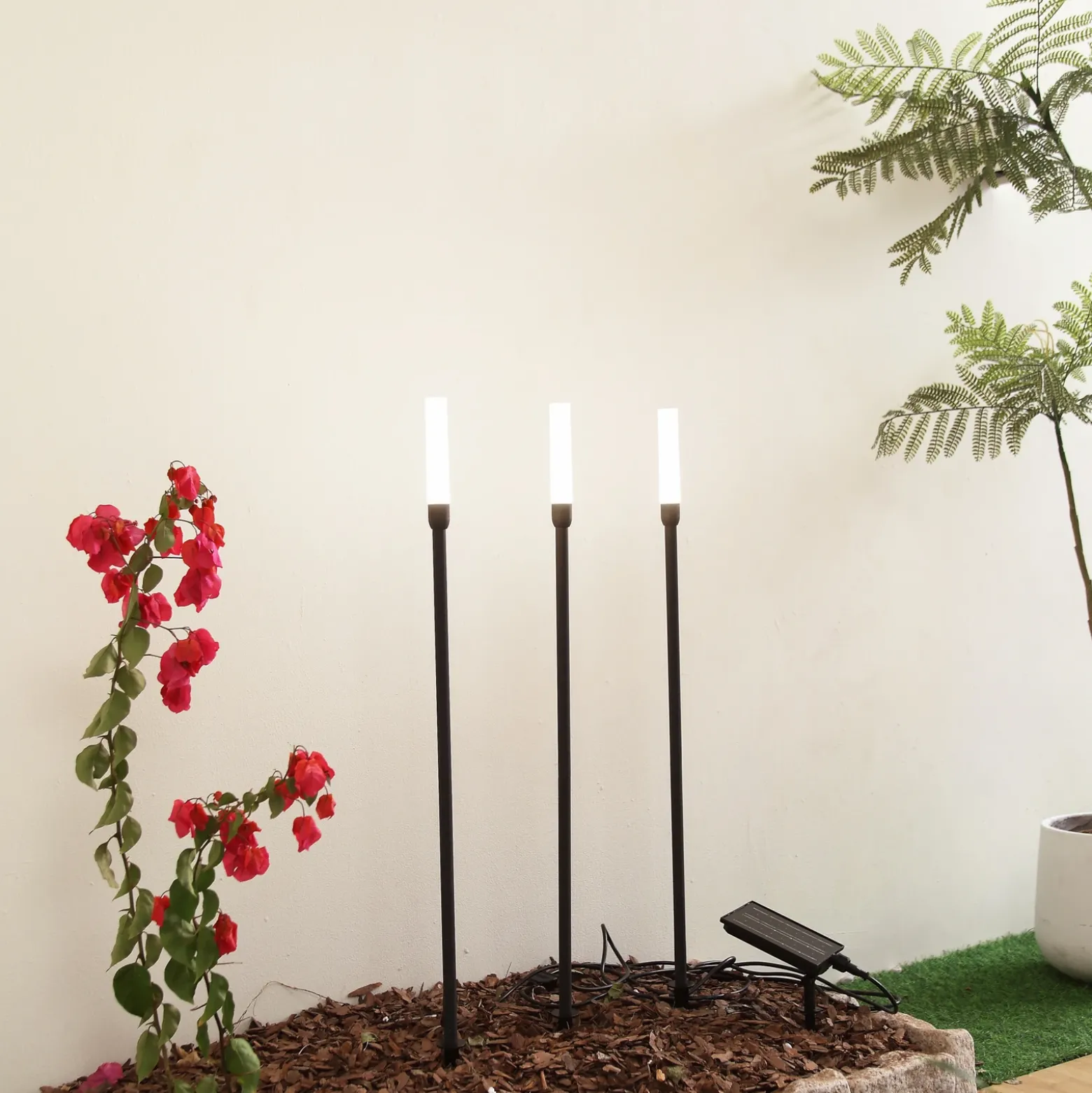 Lámpara LED solar Lindby Balian, juego de 3, negro, aluminio, 3000 K