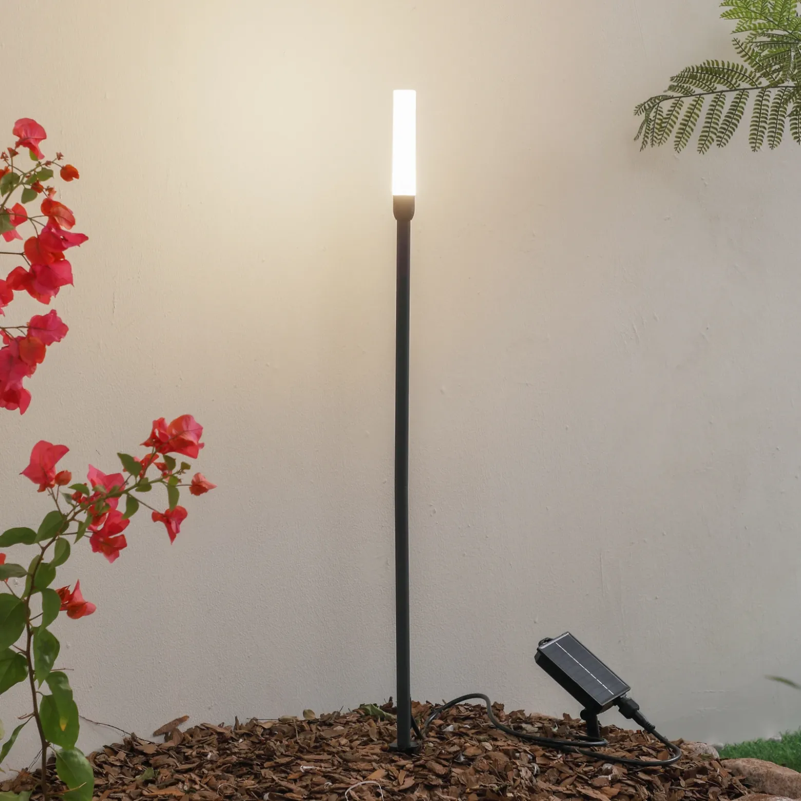 Lámpara LED solar Lindby Balian, negra, aluminio, 3000 K