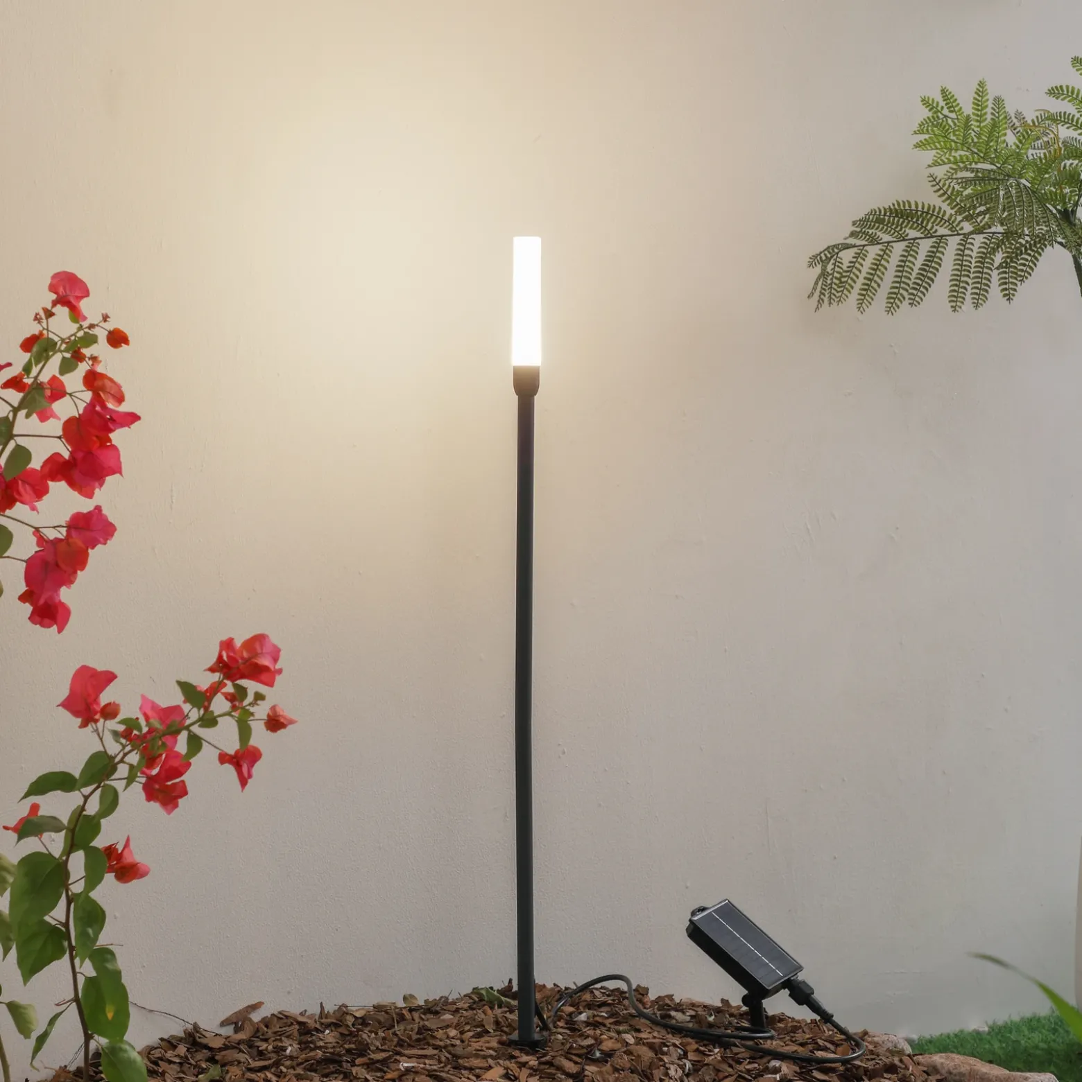 Lámpara LED solar Lindby Balian, negra, aluminio, 3000 K