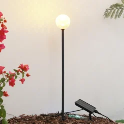 Lámpara LED solar Lindby Brindley, negra, cristal, IP65