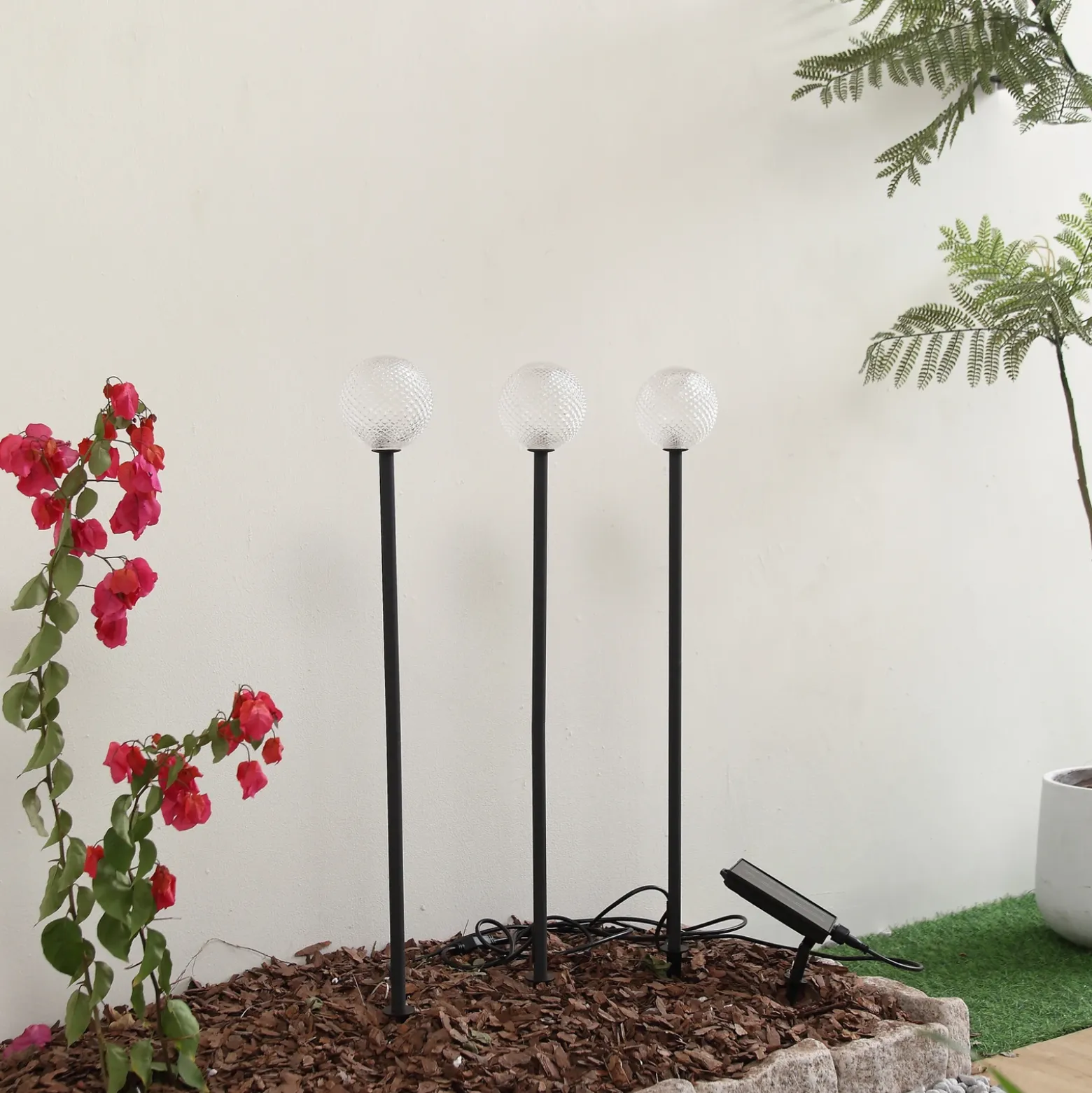 Lámpara LED solar Lindby Brindley, juego de 3, negro, cristal