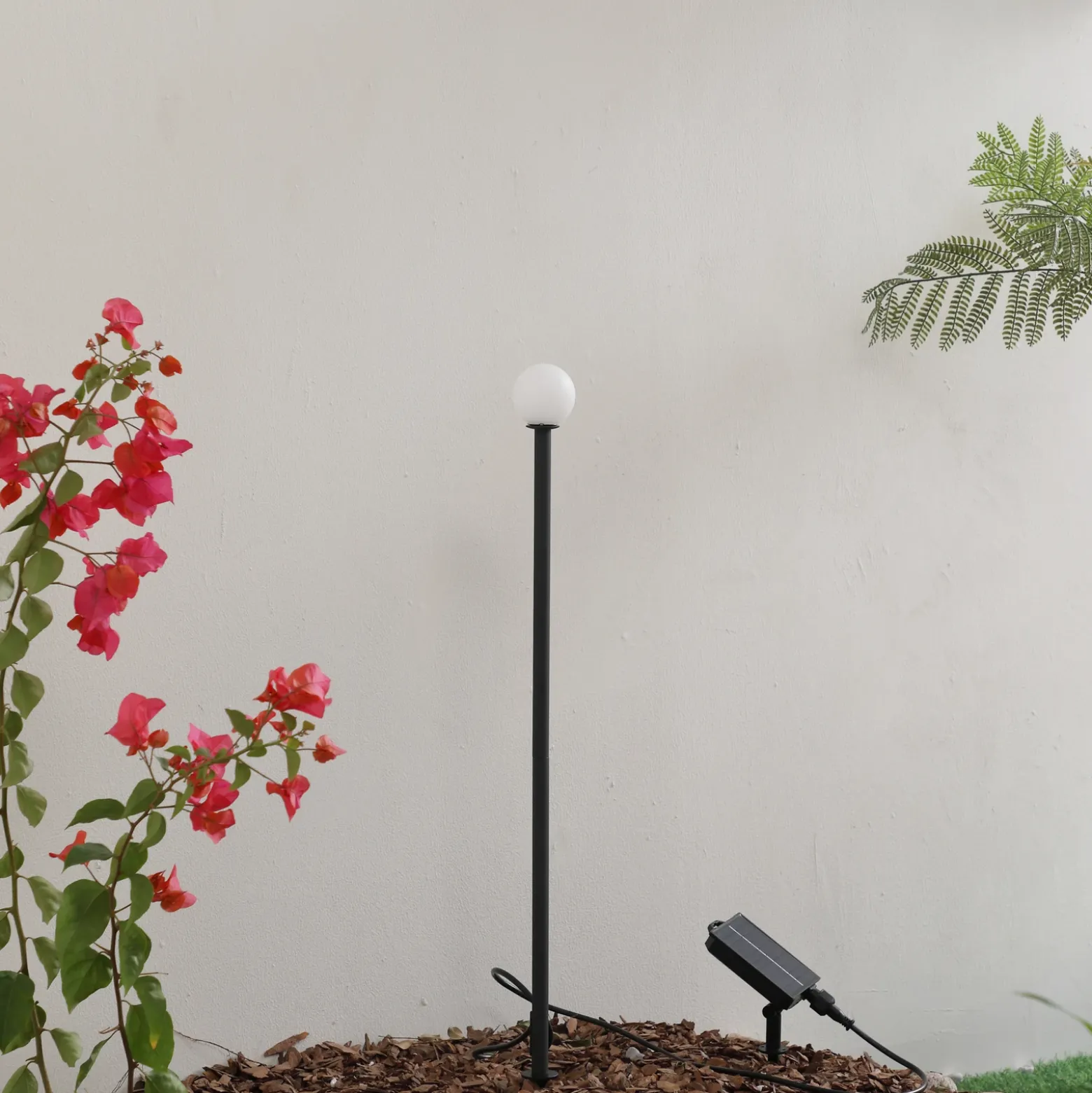 Lámpara LED solar Lindby Freydis, negra, aluminio, 2000 K