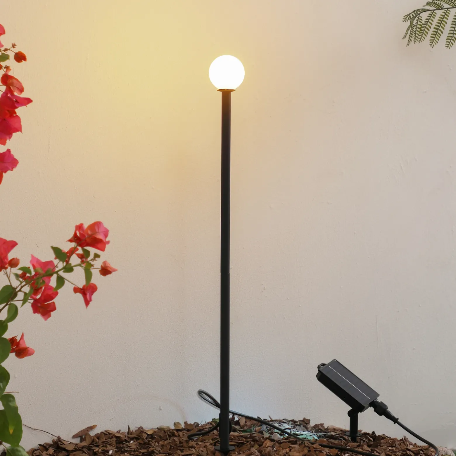 Lámpara LED solar Lindby Freydis, negra, aluminio, 2000 K