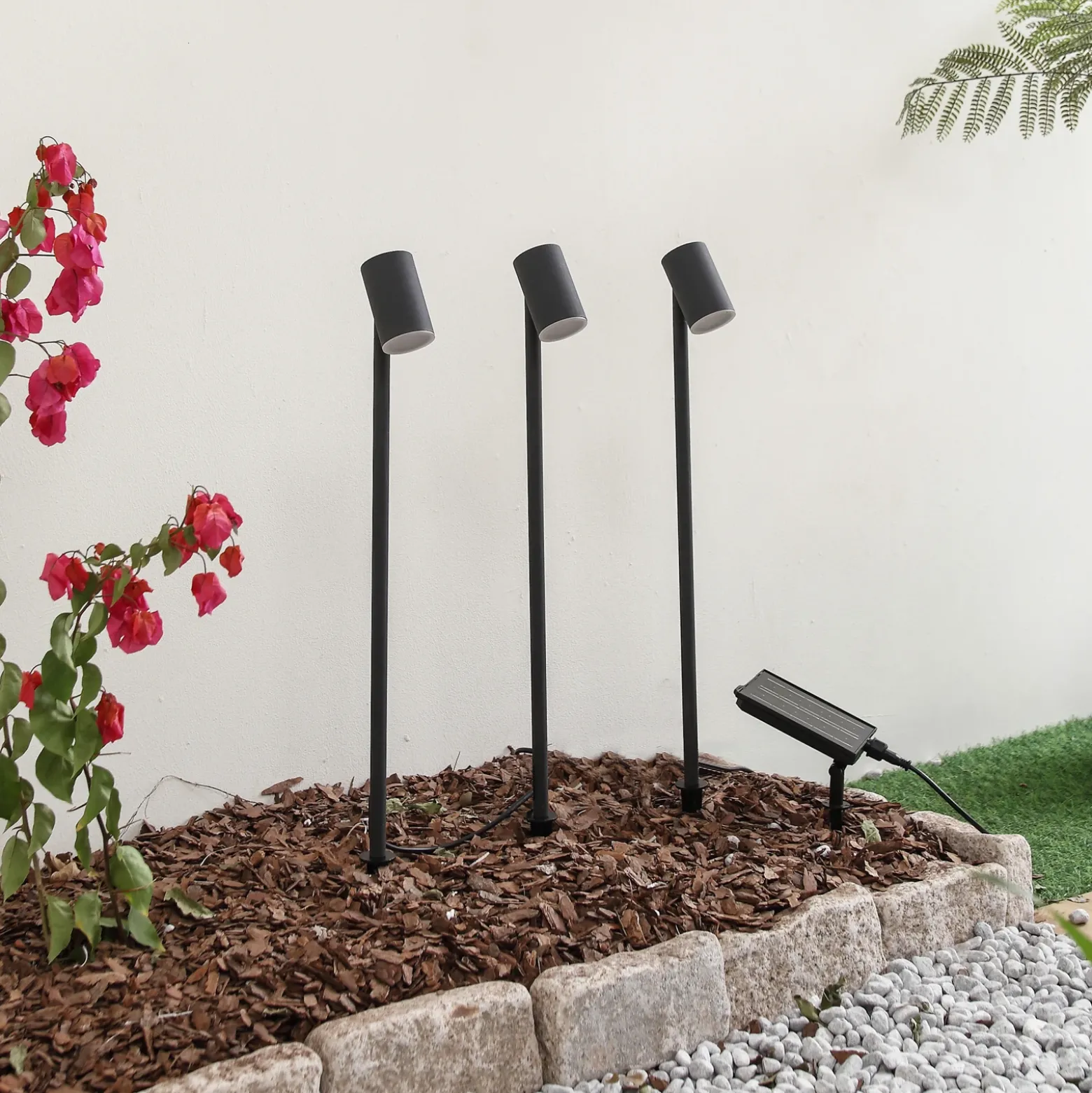 Lámpara LED solar Lindby Myric, juego de 3, negro, aluminio, 3000 K