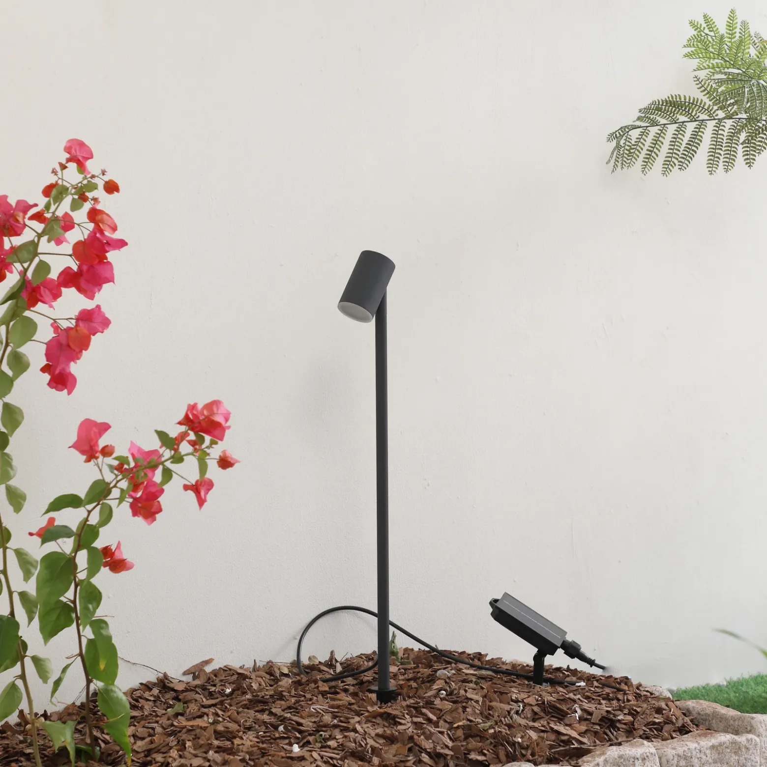 Lámpara LED solar Lindby Myric, negra, aluminio, 3000 K