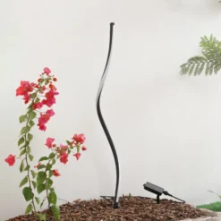 Lámpara LED solar Lindby Sabriel, curvada, negra, aluminio, 3000 K