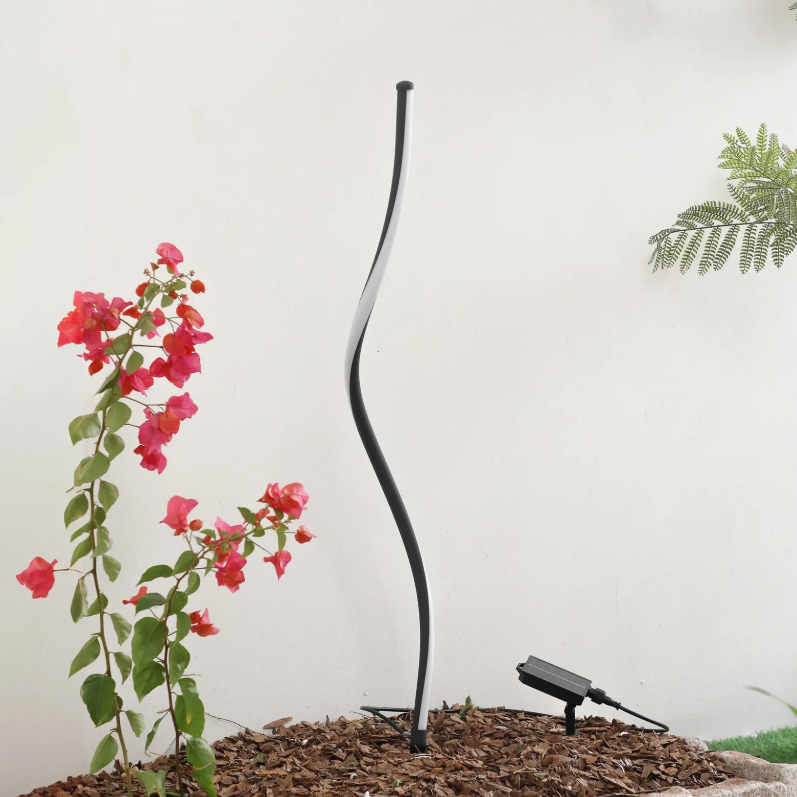 Lámpara LED solar Lindby Sabriel, curvada, negra, aluminio, 3000 K