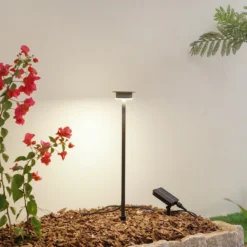 Lámpara LED solar Lyris de Lindby, negra, aluminio, 3000 K