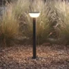 Lámpara LED solar para caminos Lindby Obintu, negra, 63 cm, con sensor
