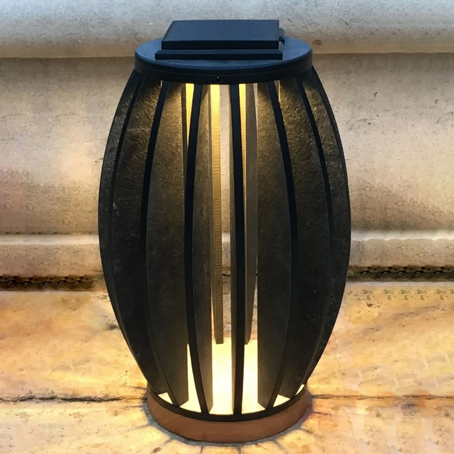 Lámpara LED solar Pastek de madera de teca, sensor