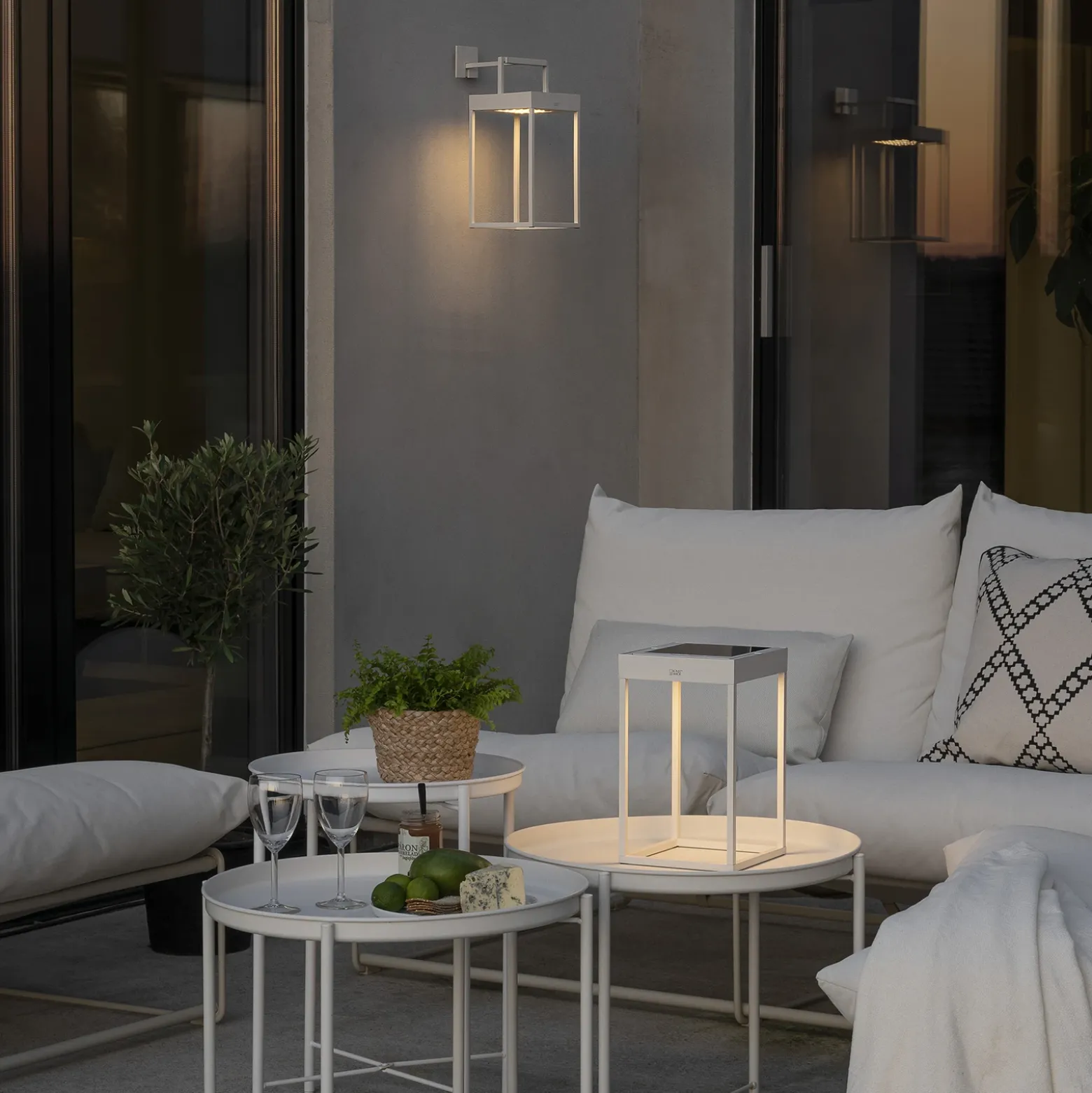 Lámpara LED solar Portofino, pared/mesa, blanco