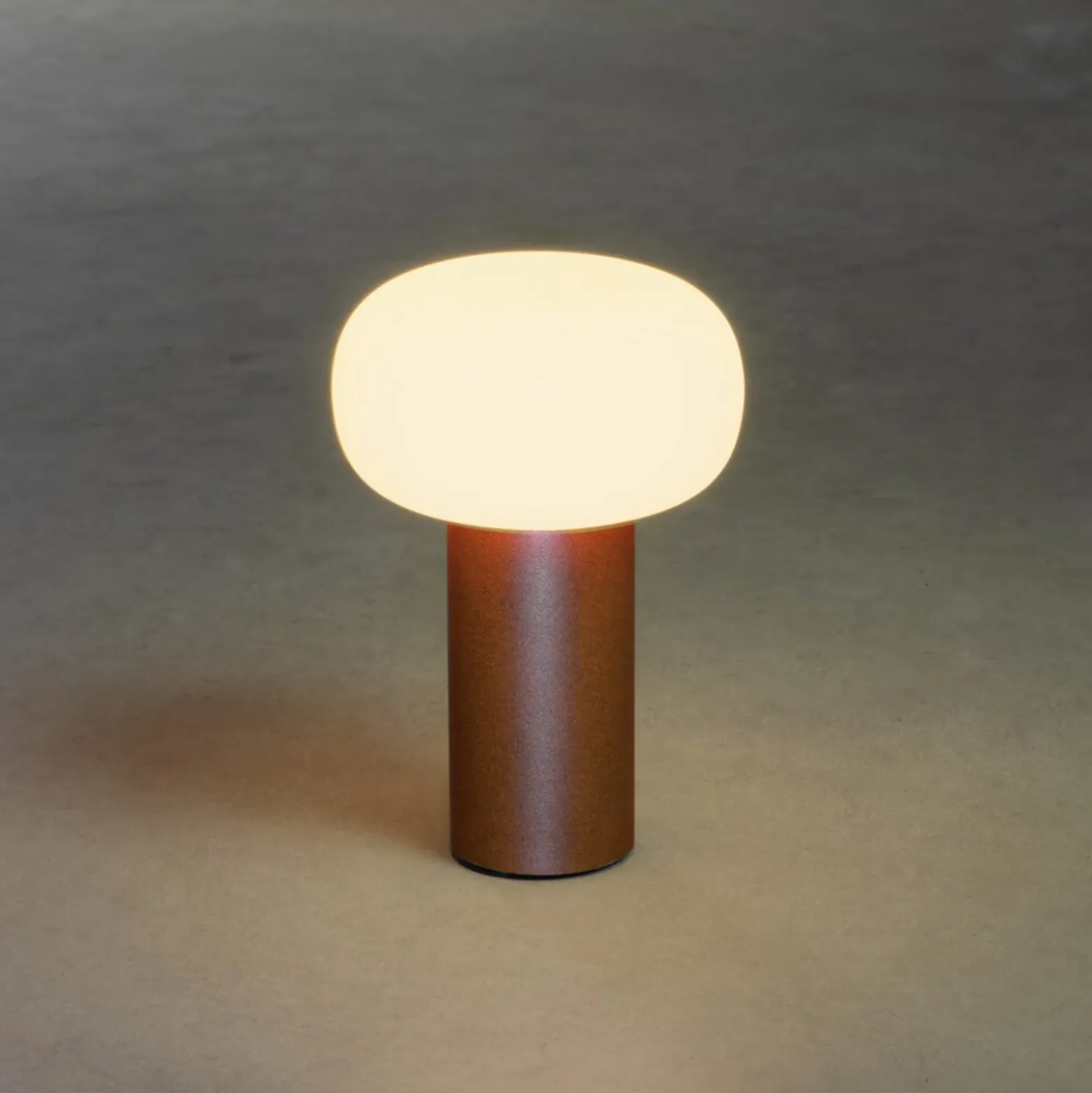Lámpara mesa LED Antibes IP54 batería, RGBW, óxido