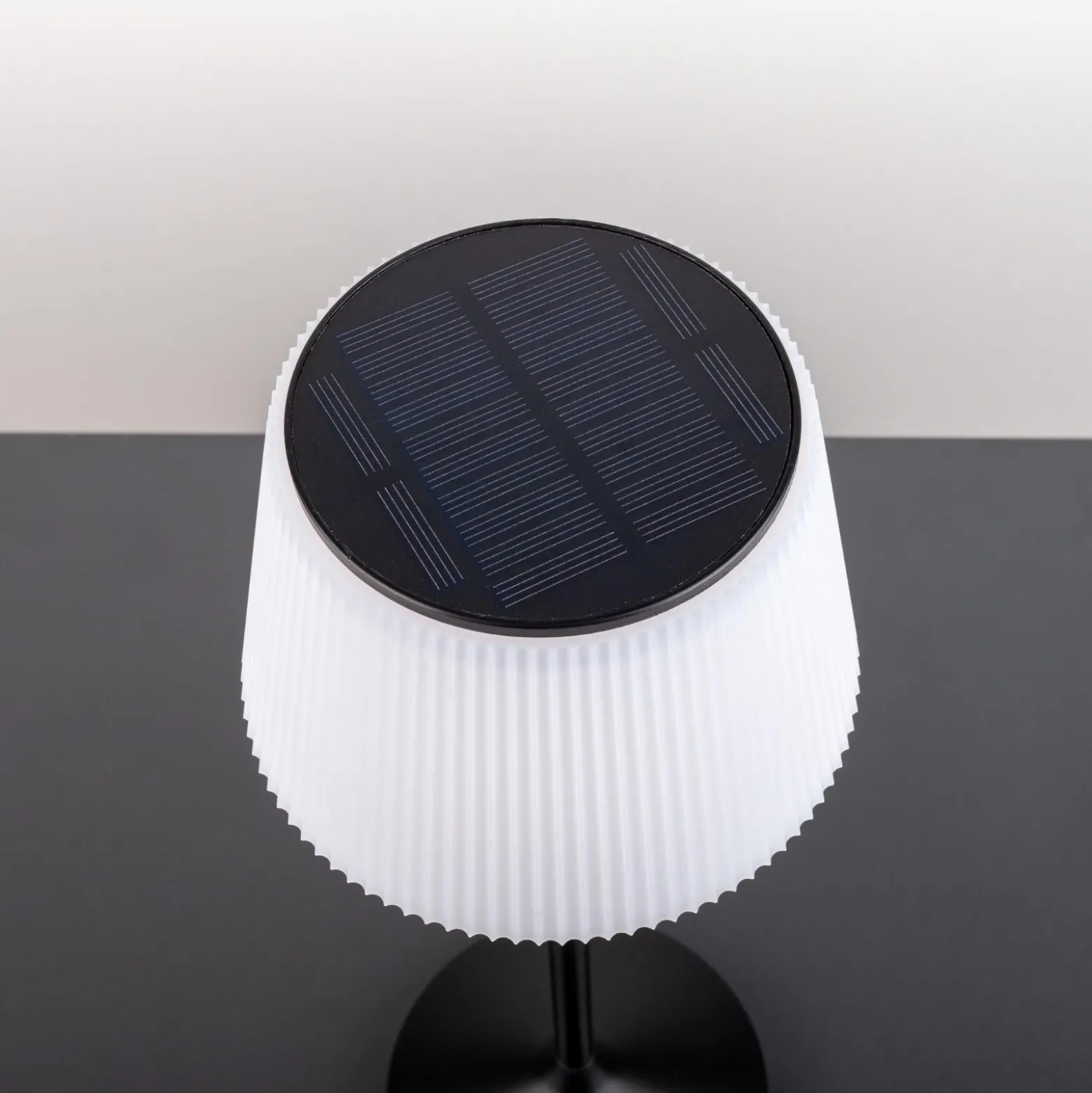 Lámpara mesa solar LED Emmi CCT recargable, negro
