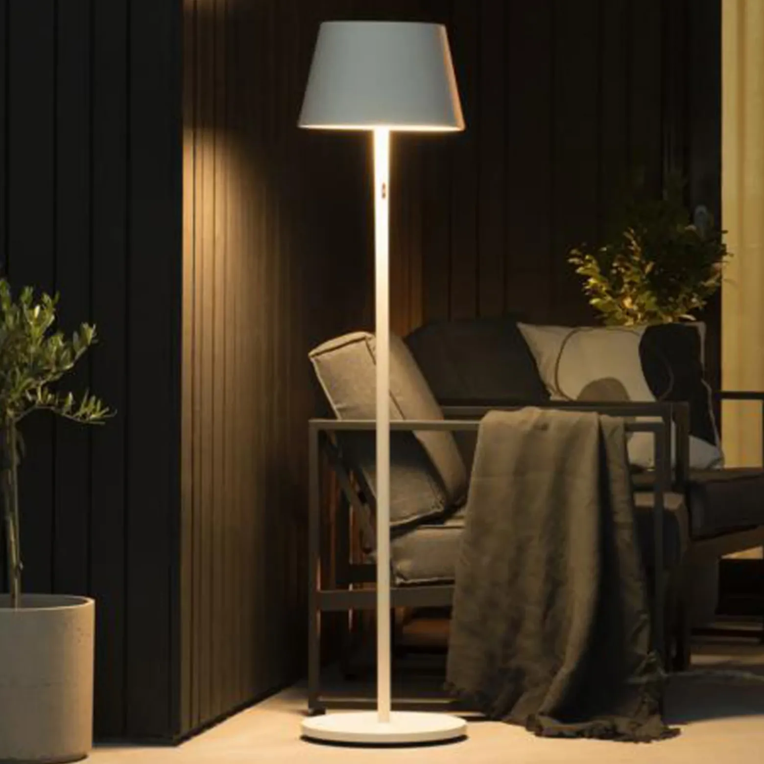 Lámpara pie LED Pomezia para exterior, USB, blanco