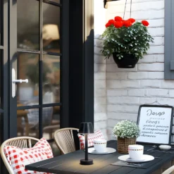 Lámpara recargable Lindby LED Gaja, negra, USB, IP44, RGBW, atenuable.