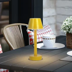 Lámpara recargable Lindby LED Gaja, amarilla, USB, IP44, RGBW, atenuable