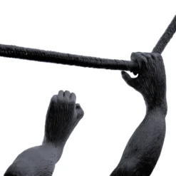 Lámpara SELETTI Monkey, ancho 44 cm, negra, enchufe, IP44