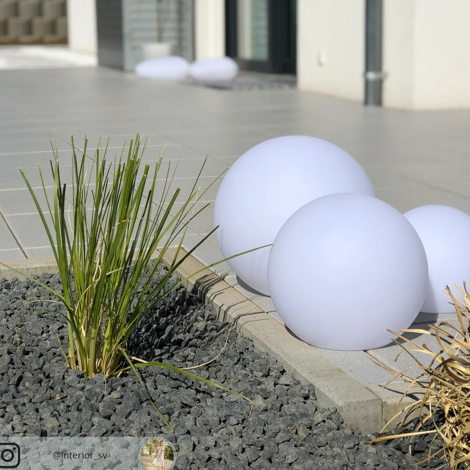Lámparas LED solares Lago de Lindby, juego de 3, globos, pincho de suelo, blanco