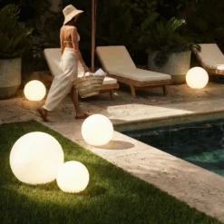 Lámparas LED solares Lago de Lindby, juego de 3, globos, pincho de suelo, blanco
