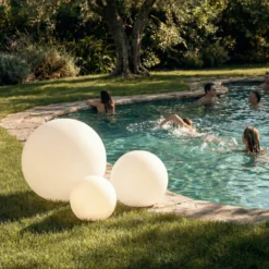 Lámparas LED solares Lago de Lindby, juego de 3, globos, pincho de suelo, blanco