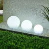 Lámparas LED solares Lindby Lago, RGBW, juego de 3, globos, pincho de suelo
