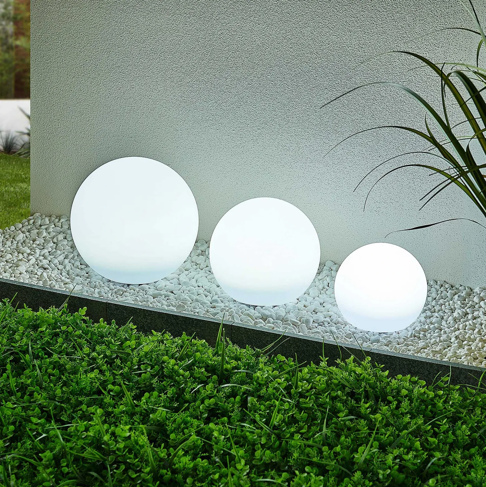 Lámparas LED solares Lindby Lago, RGBW, juego de 3, globos, pincho de suelo