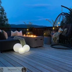 Lámparas LED solares Lindby Lago, RGBW, juego de 3, globos, pincho de suelo
