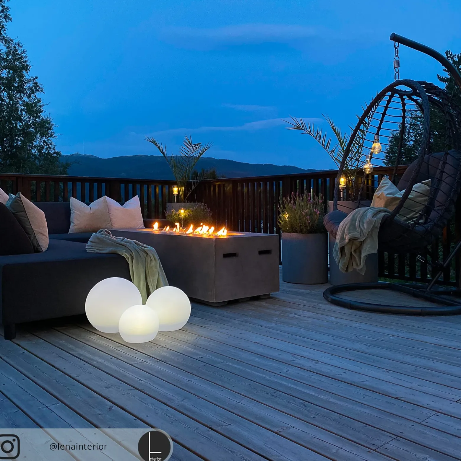 Lámparas LED solares Lindby Lago, RGBW, juego de 3, globos, pincho de suelo