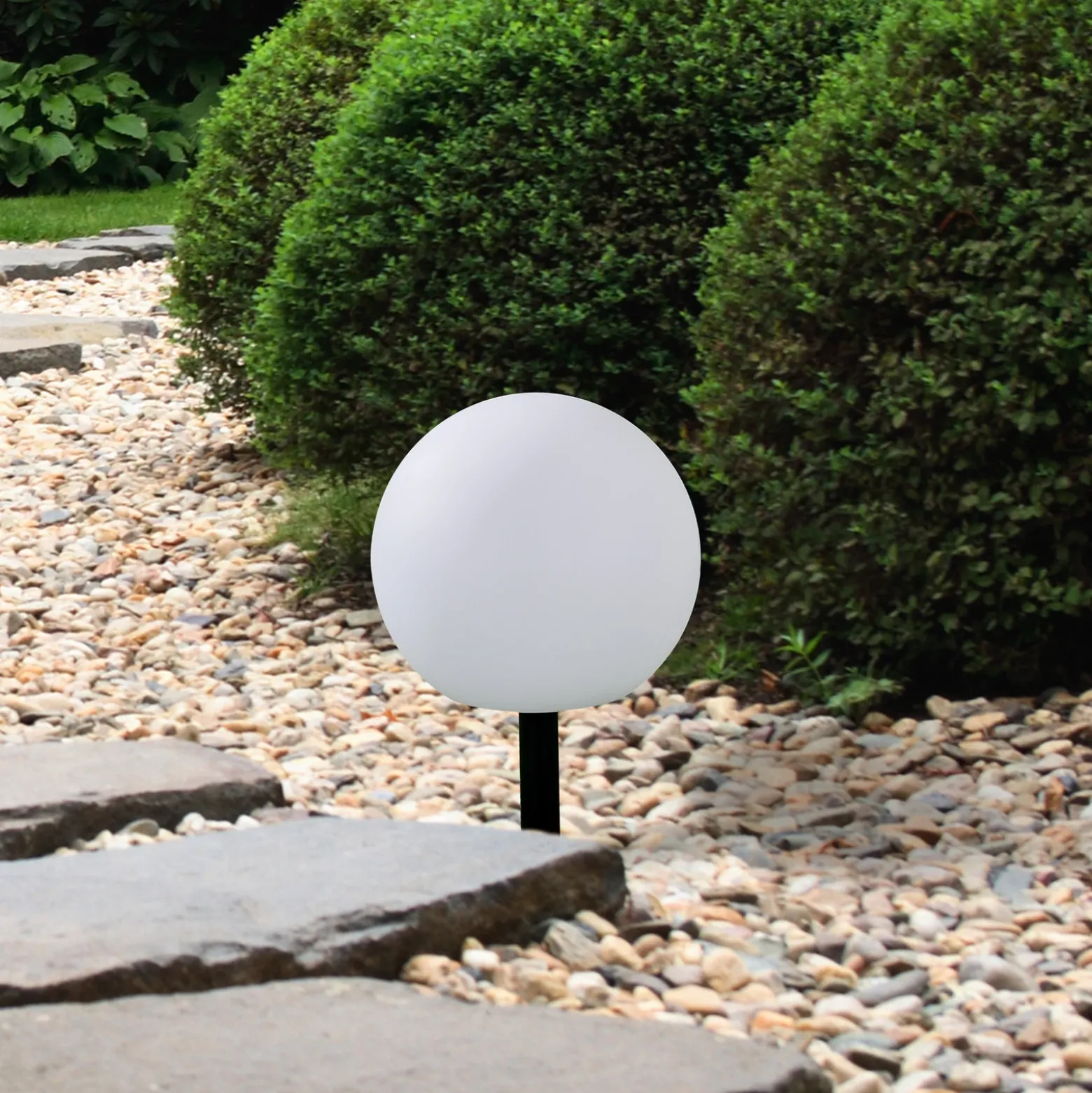 Lámparas LED solares Lindby Lago, RGBW, juego de 3, globos, pincho de suelo