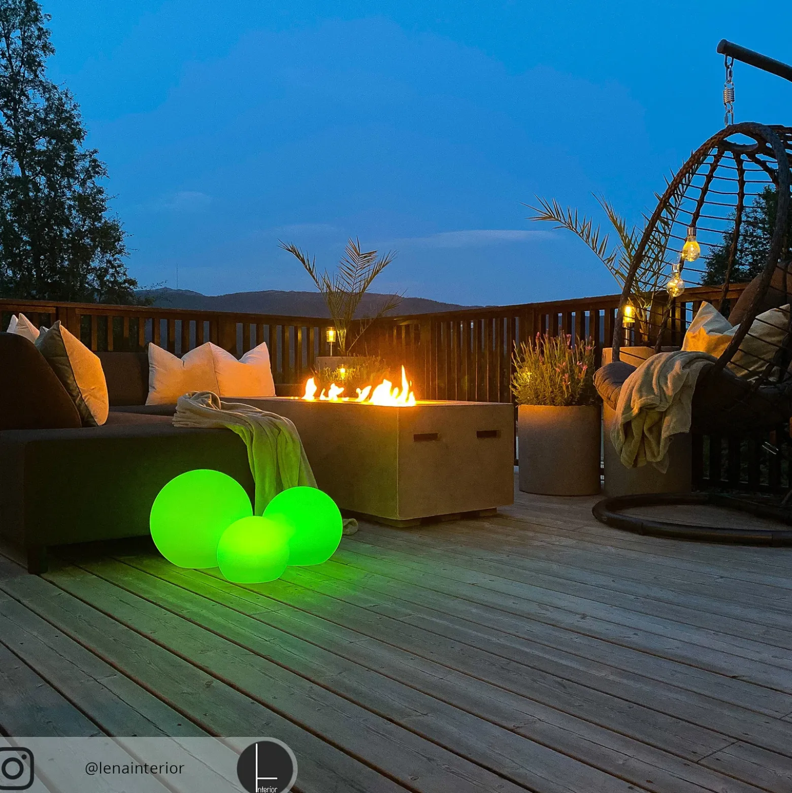 Lámparas LED solares Lindby Lago, RGBW, juego de 3, globos, pincho de suelo