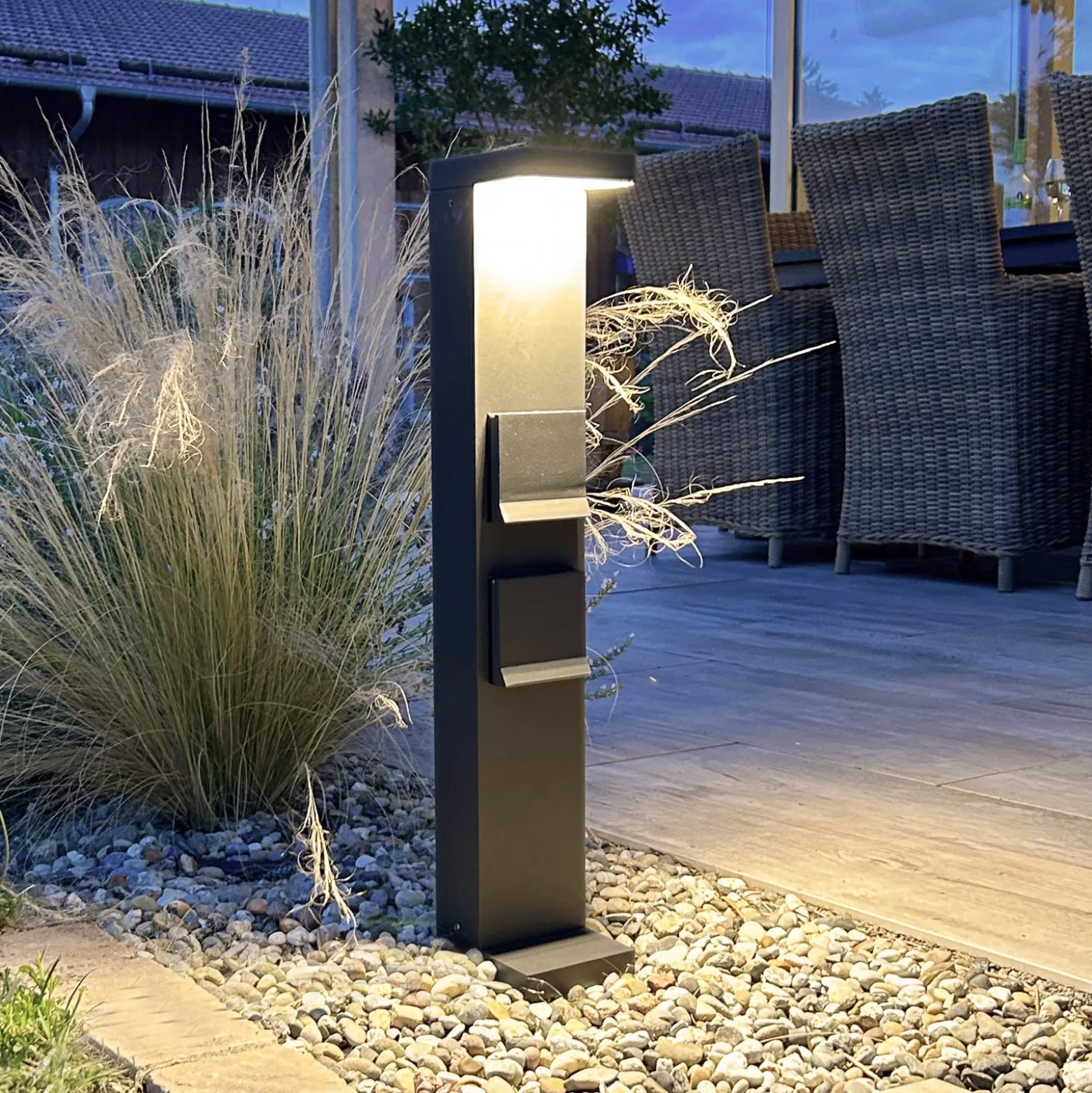 lámpara sobremuro LED, columna con enchufes Lerna, 60 cm, aluminio gris oscuro