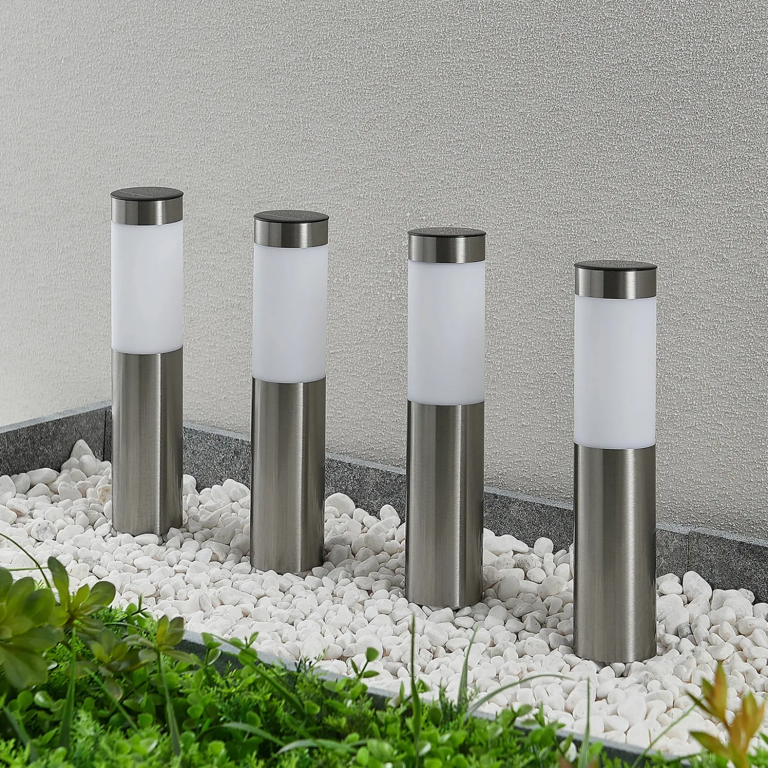 Lámpara sobremuro LED solar de Lindby, juego de 4, piqueta, 31 cm, IP44