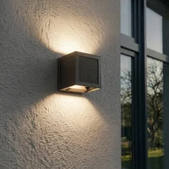 Lámpara solar LED de pared Avvin de PRIOS, negra, forma de cubo, con sensor