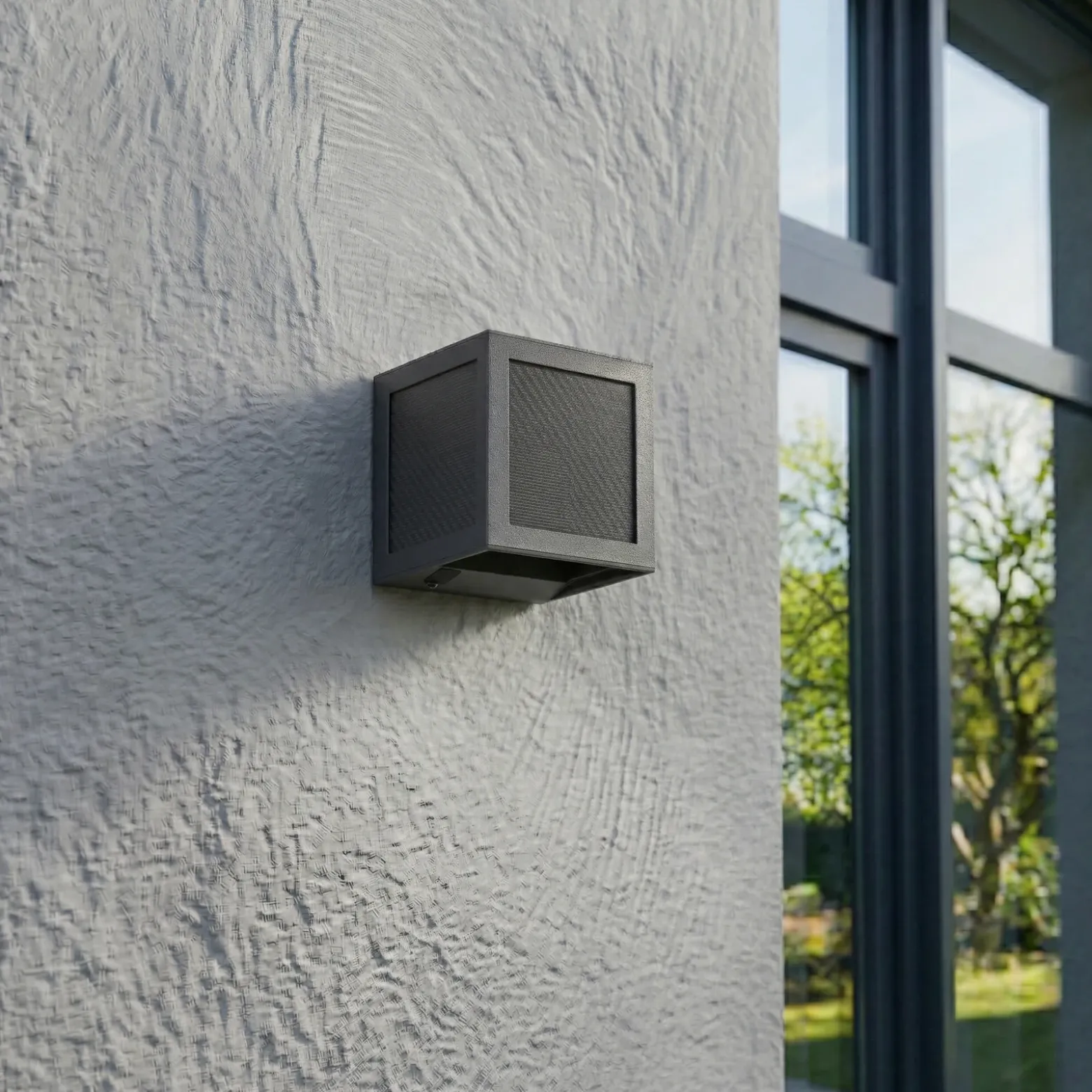 Lámpara solar LED de pared Avvin de PRIOS, negra, forma de cubo, con sensor