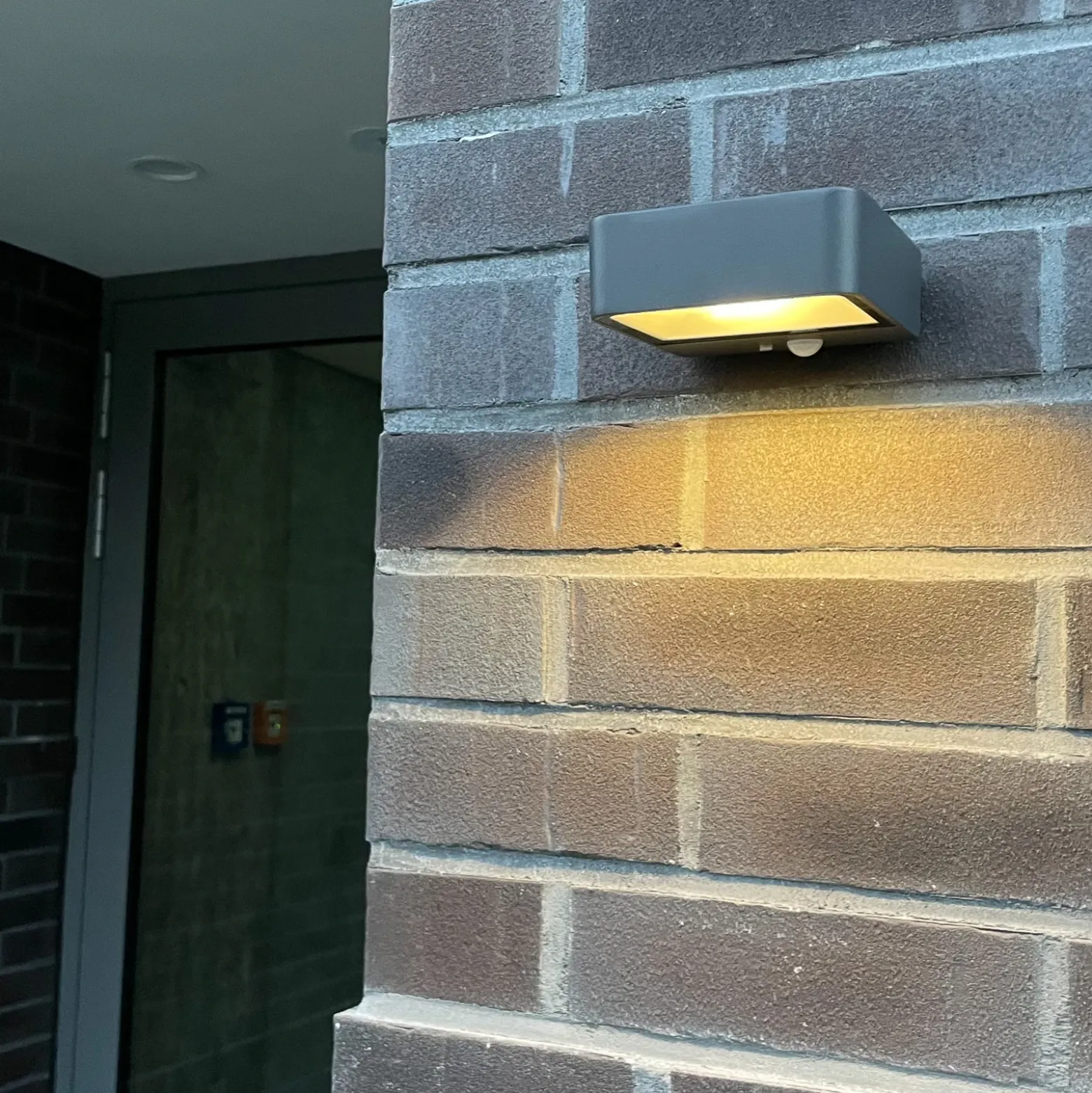 Lámpara solar LED de pared Megatron Wandia, sensor